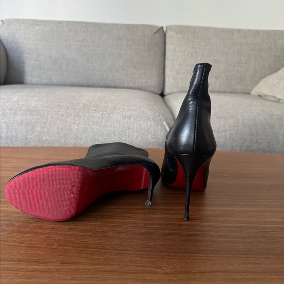 Christian Louboutin Black Leather Stiletto Pumps with Iconic Red Soles - Picture 4 of 7